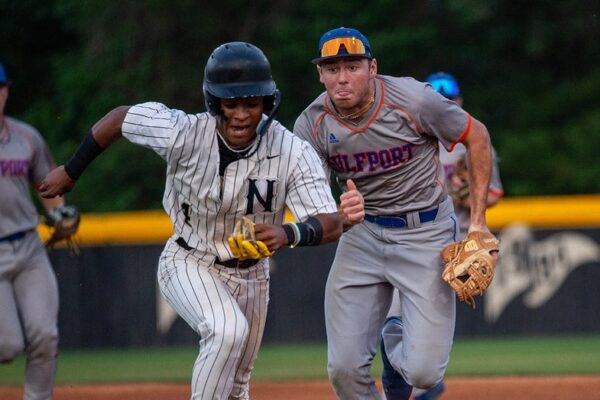 Amateur baseball player makes ingenious play to avoid potential double play